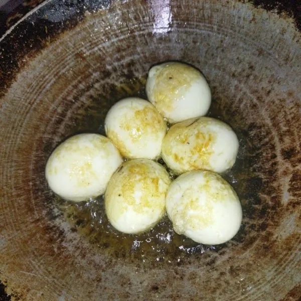 Kemudian goreng telur hingga berkulit.