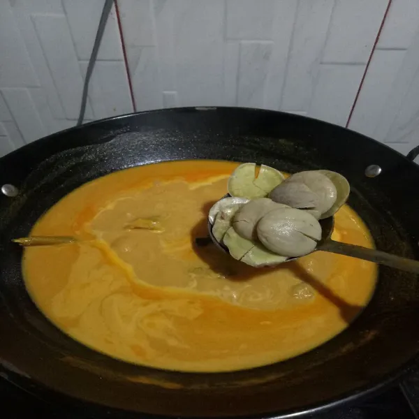 Lalu masukan jengkol, masak sebentar