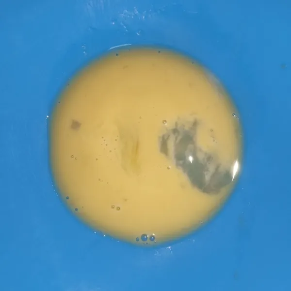 Campur kuning telur dan susu uht di 1 wadah