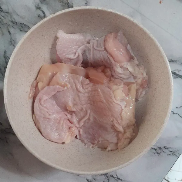 Siapkan ayam, tiriskan.