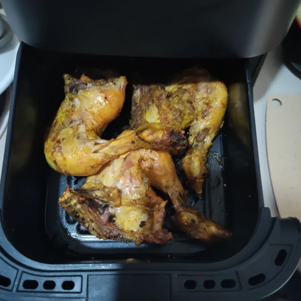 Goreng ayam atau gunakan air fyer suhu 200°C selama 15 menit.