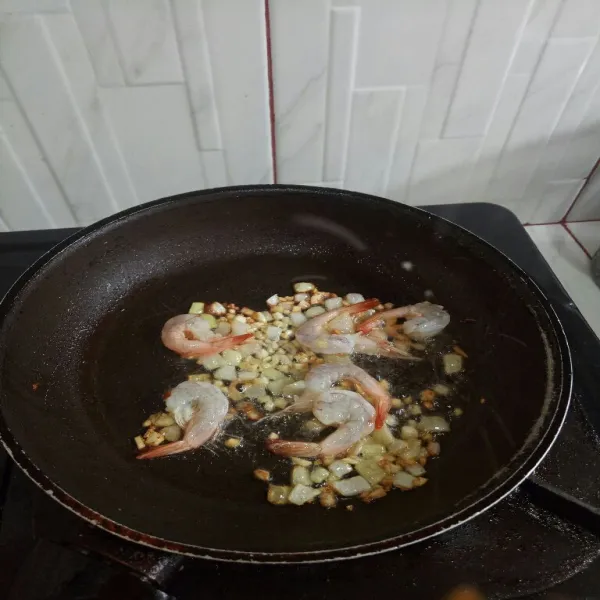 Masukkan udang, aduk rata.