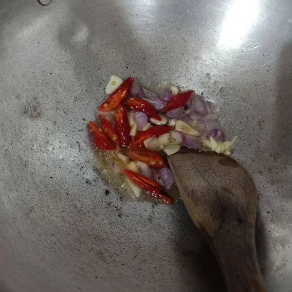 Tumis bumbu sampai harum.