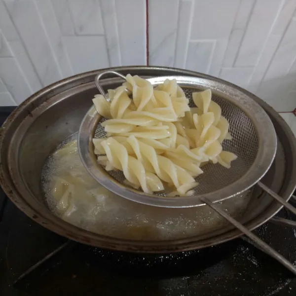 Rebus pasta fusilli sampai aldente.