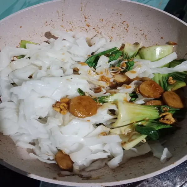 Terakhir masukkan kwetiaw goreng aduk rata lalu tes rasa. Kalau asinnya sudah cukup, tidak perlu tambah garam.