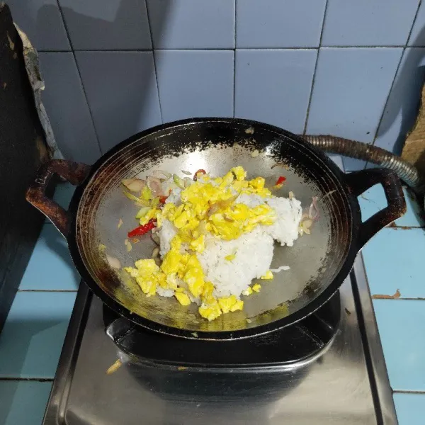 Masukkan nasi putih dan telur dadar.