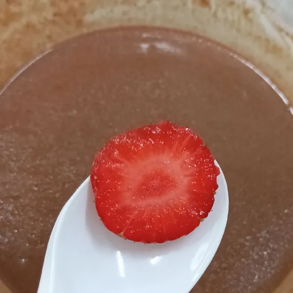 Celup potongan strawberry ke dalam pancake.