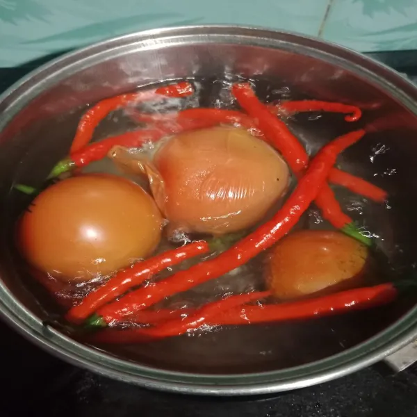 Rebus tomat dan cabe merah tiriskan, tunggu dingin