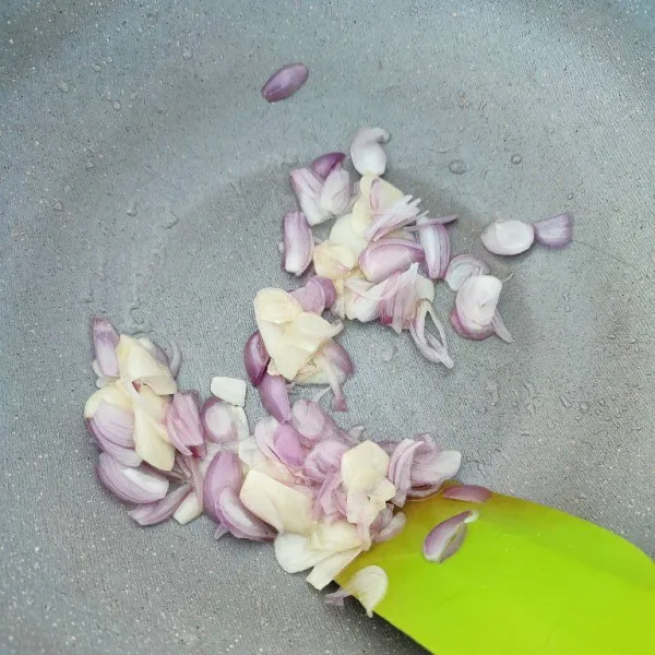 Panaskan sedikit minyak, tumis bawang merah dan bawang putih hingga harum.