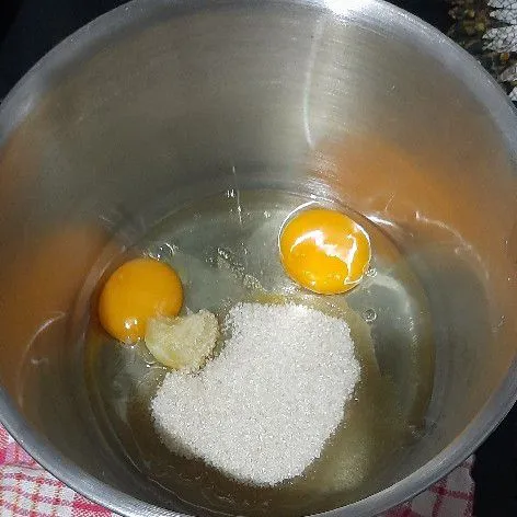 Kocok bahan utama hingga kental berjejak.