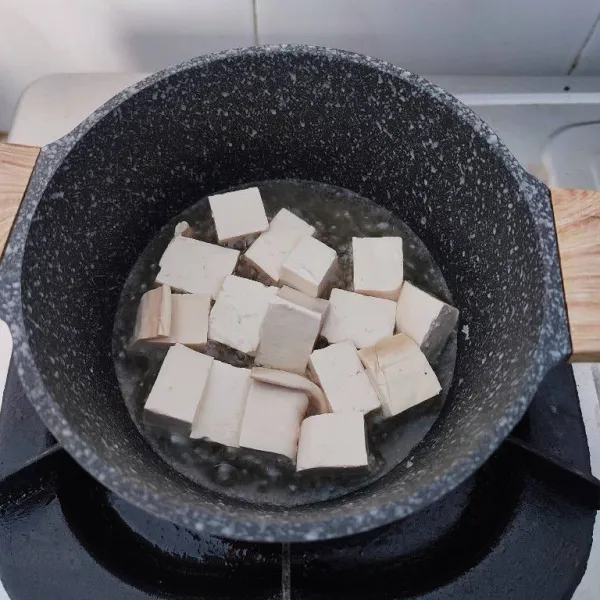 Potong-potong tahu putih kemudian goreng setengah matang. Tiriskan.