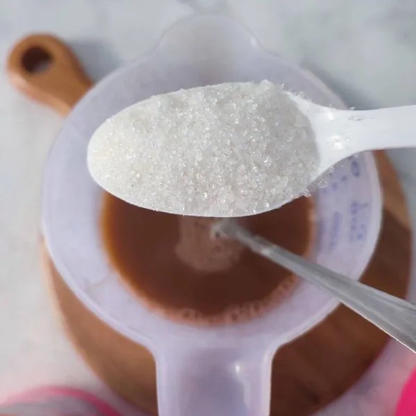 Tambahkan gula dan garam, aduk rata dan koreksi rasa kembali.