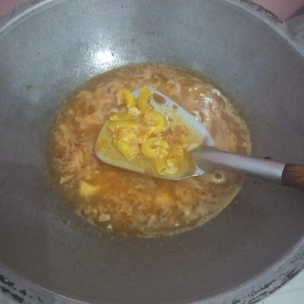 Masukkan air dan makaroni, masak sampai makaroni empuk.