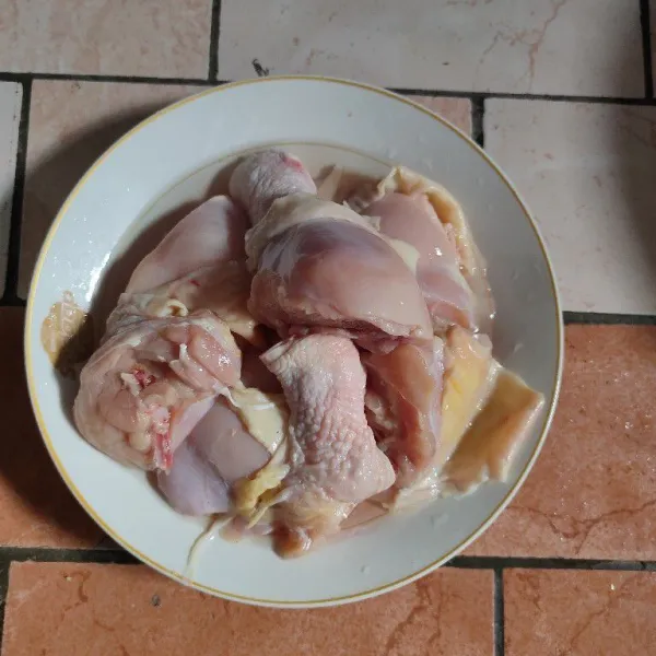 Bersihkan ayam kemudian potong sesuai selera lalu sisihkan.