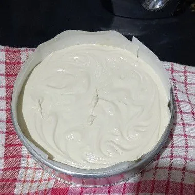 Siapkan loyang uk.16 oles margarin dan alasi dengan baking paper,kemudian kukus selama 25 menit api sedang-kecil.