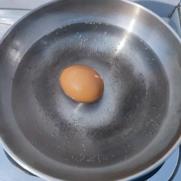 Didihkan air, rebus telur selama 8 menit. Kemudian kupas dan belah jadi 2.