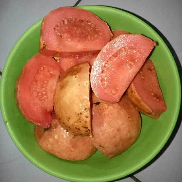 Potong-potong buah jambu biji.