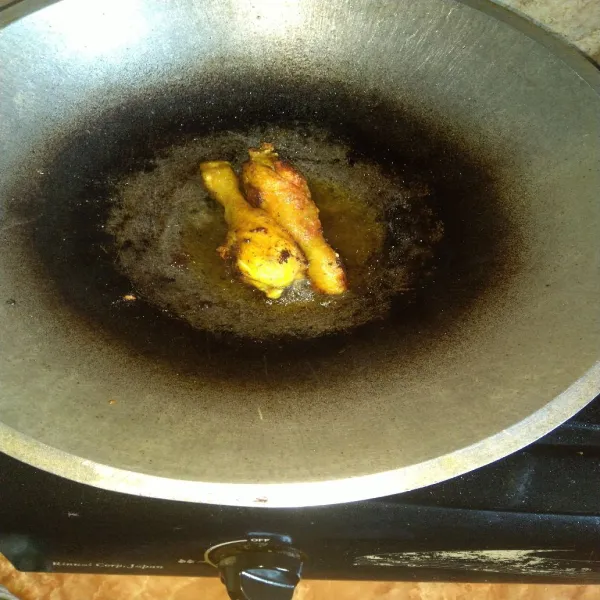 Panaskan secukupnya minyak, goreng ayam sampai kuning keemasan. Angkat, tiriskan. Sisihkan dahulu.