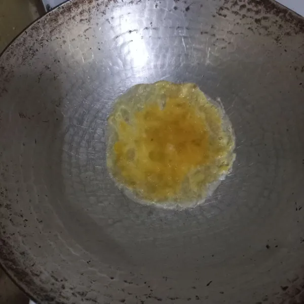 Tuang 1/3 bagian telur, ratakan.