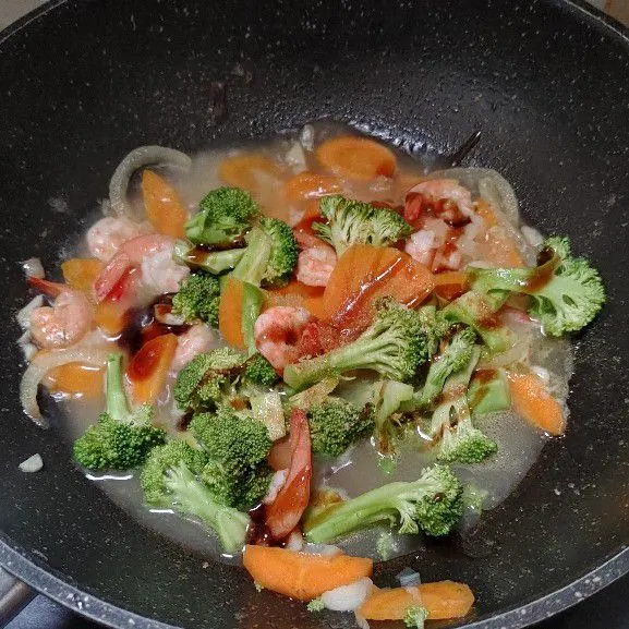 Terakhir masukan brokoli, bumbui dengan saos tiram dan kaldu bubuk. Aduk rata.