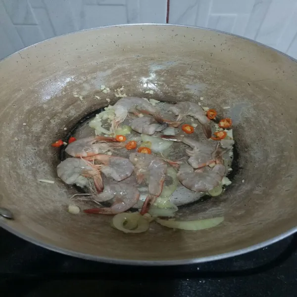 Lalu tambahkan udang, aduk rata.