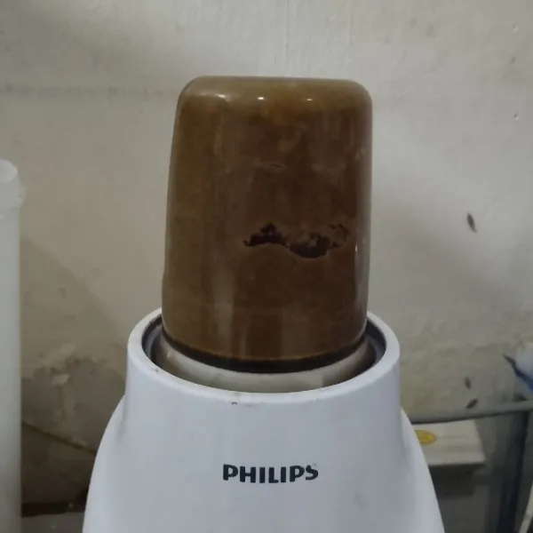 Blender semua bahan bumbu halus.