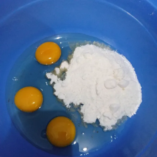 Mixer telur dan gula halus hingga mengembang.