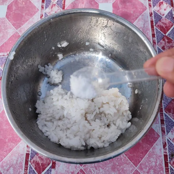 Masukkan garam ke dalam nasi.