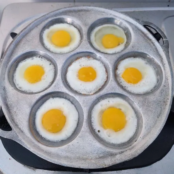 Ceplok telur puyuh menggunakan cetakan maklor hingga matang. Sisihkan.