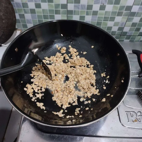 Jika oat sudah basah seperti di foto, masak terus sambil diaduk.