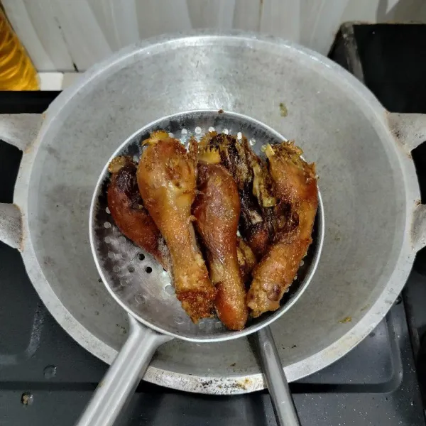 Kemudian goreng kepala ayam dalam minyak panas hingga matang. Angkat dan tiriskan.