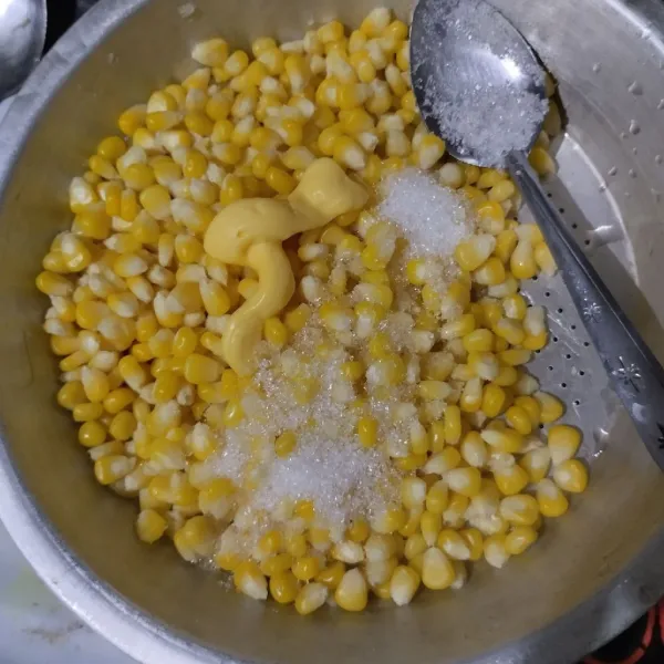 Campurkan jagung rebus dengan margarin dan gula pasir.