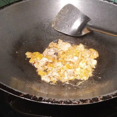 Pecahkan telur diwajan. Kemudian bikin telur orak-arik.