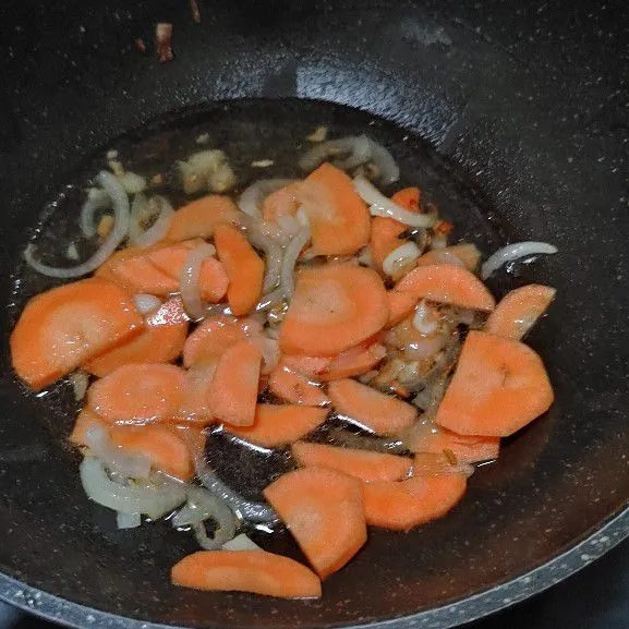 Masukan wortel, aduk sebentar lalu tambahkan air, masak wortel hingga empuk.