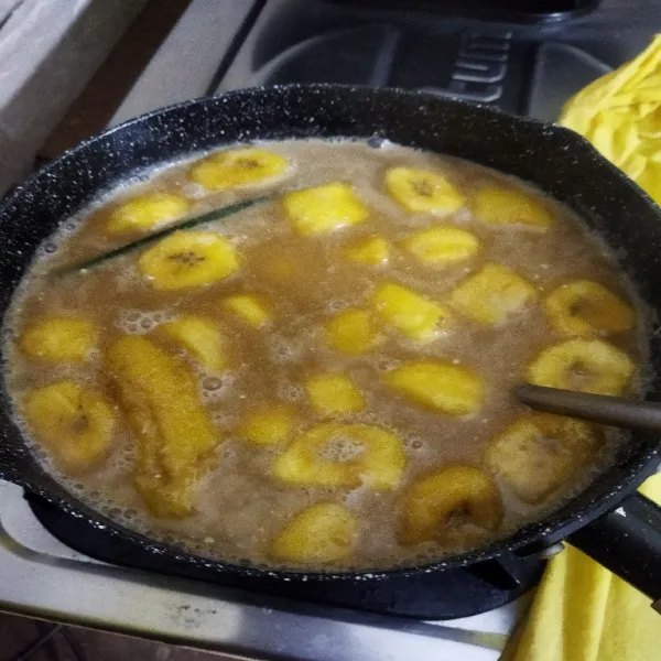 Aduk dan masak sampai pisang empuk dan santan menyatu.