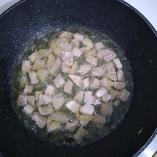 Panaskan minyak, goreng daging ayam yang sudah dipotong dadu.