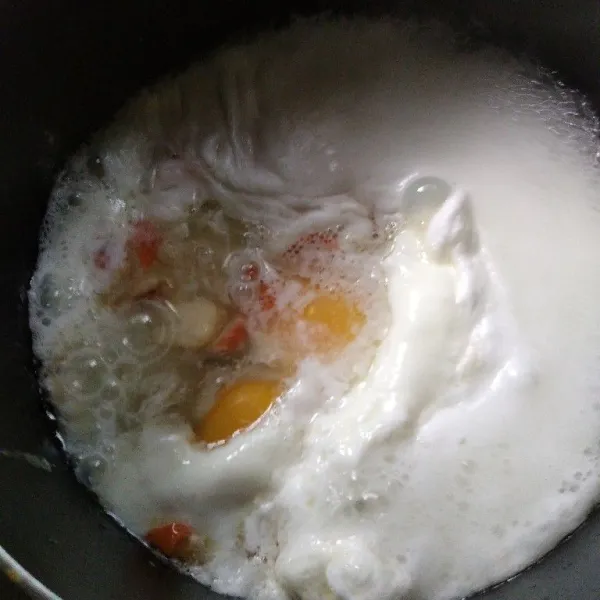 Masukkan air. Bumbui dengan saus tiram, kaldu bubuk dan merica bubuk. Masukkan telur ketika air mulai mendidih. Aduk pelan agar telur tidak pecah.