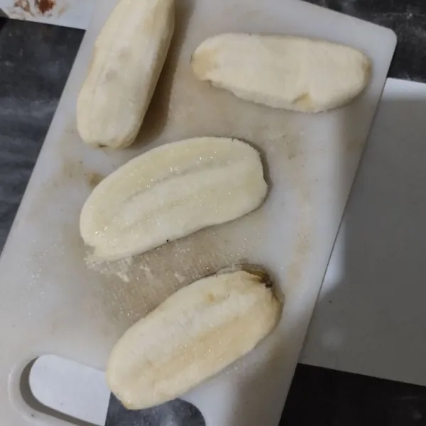 Kupas pisang kemudian geprek dengan ulekan atau talenan.