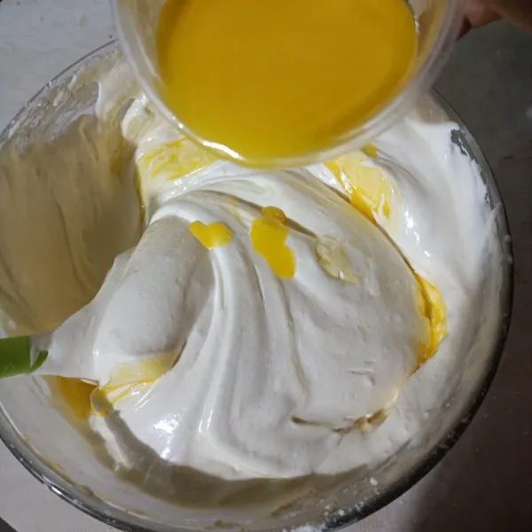 Masukkan margarin yang sudah dilelehkan, aduk balik menggunakan spatula hingga rata.