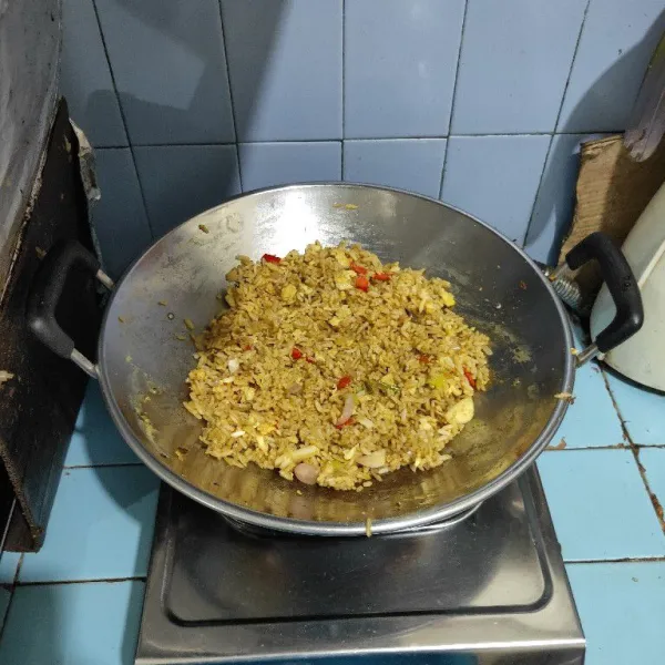 Aduk hingga tercampur rata. Masak hingga bumbu meresap.