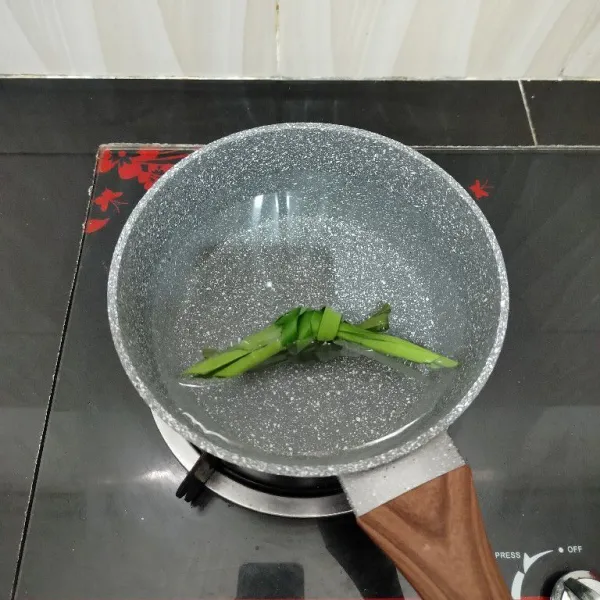 Rebus air dan daun pandan di dalam panci hingga mendidih.