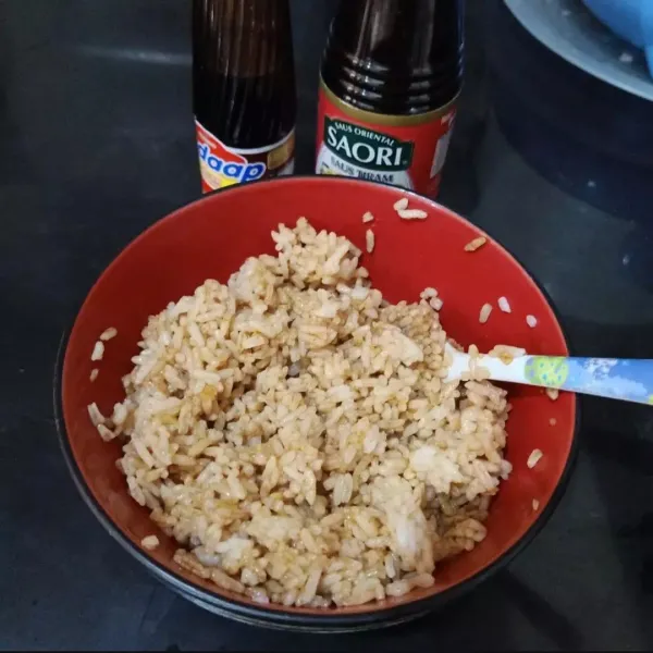 Campurkan nasi dengan kecap manis, saus tiram dan saus cabe di mangkok.