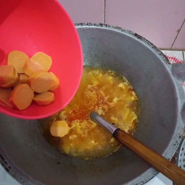 Masukkan sosis dan gula pasir, masak sampai matang, setelah matang, angkat dan sajikan.