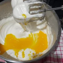 Masukkan bahan cair mix perlahan, kemudian aduk rata dengan spatula.