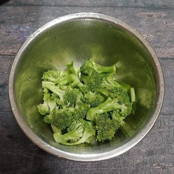 Rendam brokoli dengan air garam selama 15 menit, lalu bilas hingga bersih tiriskan.