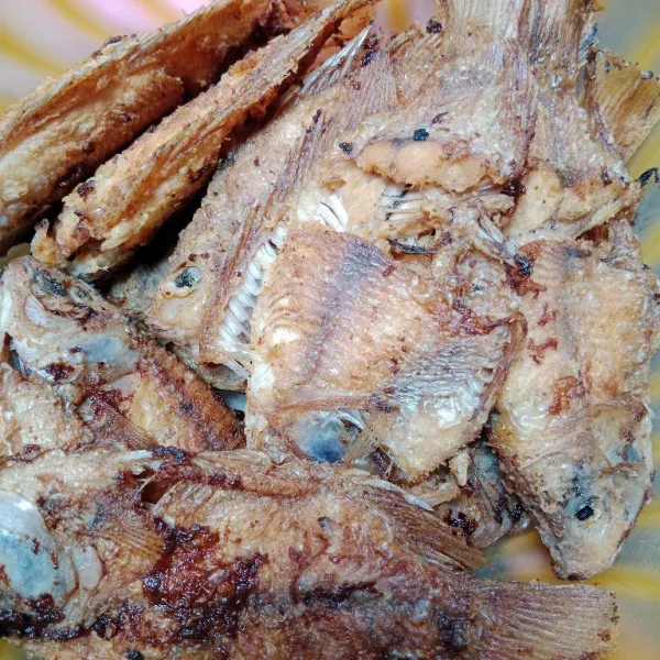 Goreng ikan sampai kering, tiriskan.