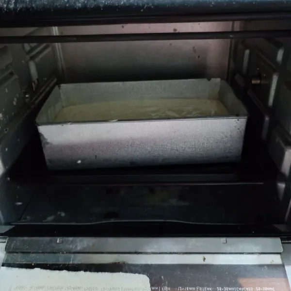 Panggang di oven yang sudah dipanaskan tadi selama 40 menit. Tergantung oven masing-masing. Lakukan tes tusuk untuk melihat kematangan.