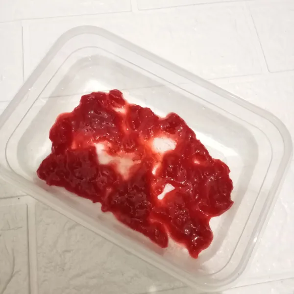 Letakkan selai strawberry pada dasar wadah.