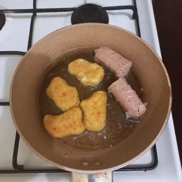 Goreng sosis dan nugget ayam hingga matang, tiriskan.