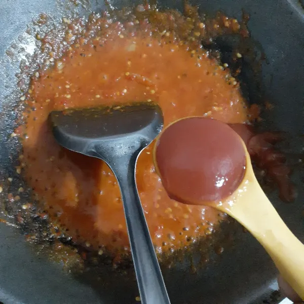Tambahkan saus tomat, aduk rata.